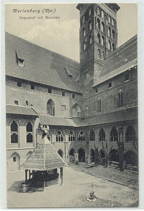 Marienburg - Kreuzhof mit Brunnen